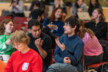 students speak together.