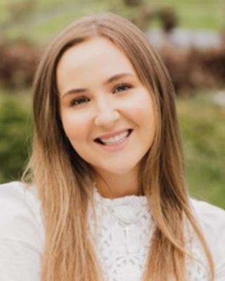 A headshot of Jenny Wolfe.