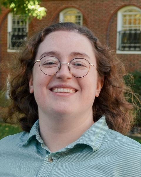 Headshot of Julie Estrada