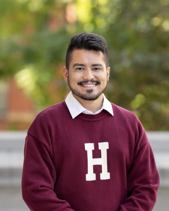 A headshot of Hugo Cardona.