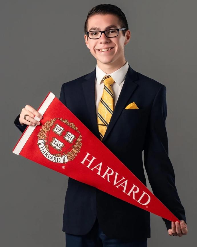 A headshot of Matthew Ruiz.